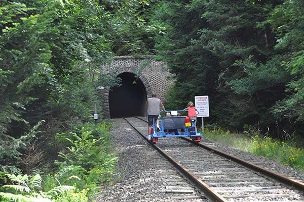 Découvrir la Haute Loire grâce au vélorail Découvrir la Haute Loire grâce au vélorail